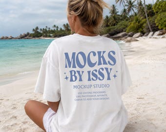 Mockup da parte de trás da camiseta branca Comfort Colors 1717, vista traseira da camiseta na praia, foto estilizada de camiseta para o verão no litoral.