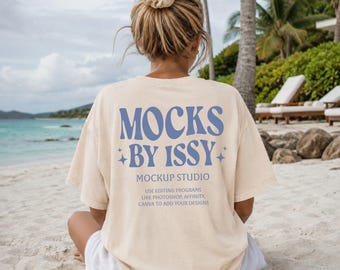 Mockup da camiseta Comfort Colors 1717 cor marfim, vista traseira da camiseta na praia, mockup de camiseta para férias na praia