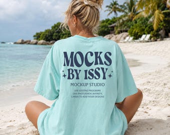 Mockup da parte de trás da camiseta Comfort Colors 1717 Chalky Mint, mockup de camiseta com vista traseira para a praia, mockup de camiseta para férias na praia