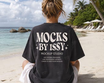Mockup de camiseta Comfort Colors 1717 preta com as costas à mostra, mockup de camiseta com vista traseira para a praia, mockup de camiseta para férias na praia.
