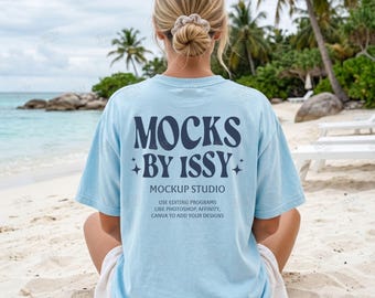 Mockup da parte de trás da camiseta Comfort Colors 1717 Chambray, mockup de camiseta vista de trás para a praia, mockup de camiseta para férias na praia