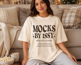 Comfort Colors 1717 アイボリー T シャツ モックアップ、居心地の良いクリスマス リビングルーム ライフスタイル T シャツ モックアップ、ホリデー ウィンター シャツ モックアップ