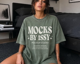 Comfort Colors 1717 Moss Tシャツモックアップ、正面図ベッドルームTシャツモックアップ、オーバーサイズフェミニンシャツモックアップ、ライフスタイルモックアップ