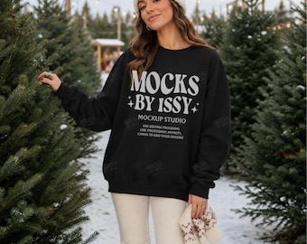 Mockup de moletom preto Gildan 18000, mockup de moletom com gola redonda com tema de fazenda de árvores de Natal, mockup de estilo de vida ao ar livre para as festas de inverno.