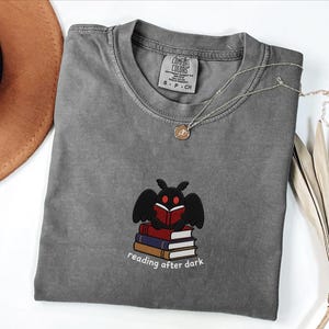 Maglietta con ricamo di criptidi, maglietta da lettura Mothman, regalo per amanti dei libri, maglietta comfort dai colori vivaci per la lettura notturna, maglietta spettrale per appassionati di libri