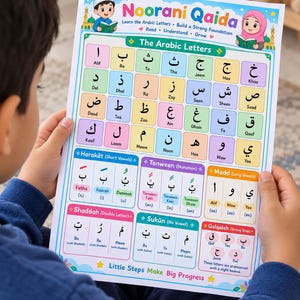 Puede incluir: Un póster educativo blanco titulado Noorani Qaida que presenta el alfabeto árabe en una cuadrícula colorida. Incluye secciones para Harakat, Tanween, Madd, Shaddah, Sukun y Qalqalah con guías fonéticas e ilustraciones de niños leyendo libros.