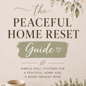 Könnte beinhalten: Ein Buchcover mit dem Titel "The Peaceful Home Reset Guide" in einer Serifenschrift. Das Cover hat eine neutrale Farbpalette mit floralen und Blatt-Akzenten. Eine Tasse Kaffee befindet sich in der unteren linken Ecke.