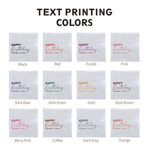 Puede incluir: Una cuadr&iacute;cula de servilletas blancas con "HAPPY Birthday" impreso en varios colores, incluyendo negro, rojo, morado, rosa, azul oscuro, verde oscuro, dorado, marr&oacute;n oscuro, rosa baya, caf&eacute;, gris oscuro y naranja. El texto "TEXT PRINTING COLORS" est&aacute; en la parte superior.