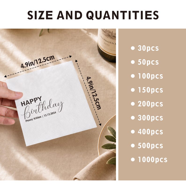 Puede incluir: Servilleta cuadrada blanca con la inscripci&oacute;n "HAPPY Birthday", el nombre "Penny Killian" y la fecha 12.12.2024. La servilleta mide 12,5 cm por lado. Opciones de cantidad: 30, 50, 100, 150, 200, 300, 400, 500 y 1000 unidades.
