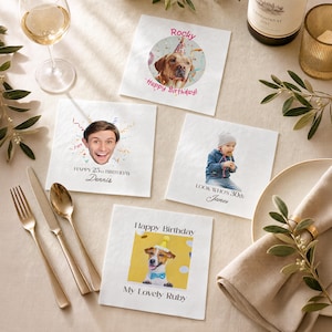 Puede incluir: Cuatro servilletas blancas personalizadas con fotos y texto para una celebraci&oacute;n de cumplea&ntilde;os. Una servilleta presenta un perro con un gorro de fiesta y el texto "Happy Birthday!" y "My Lovely Ruby". Otras servilletas tienen fotos de una persona y un ni&ntilde;o.