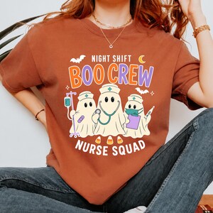 T-shirt « Équipe de nuit » pour Halloween, T-shirt « Équipe d'infirmières », Haut pour infirmière pédiatrique, Cadeau d'infirmière effrayante, Vêtements d'infirmière fantôme, Uniforme d'hôpital d'automne