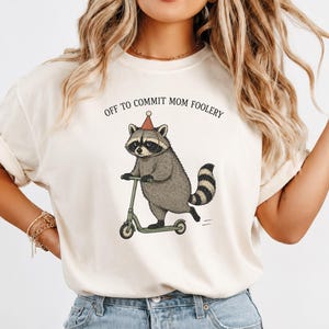 Camiseta "Off To Commit Mom Foolery", Camiseta divertida de mamá mapache, Regalo sarcástico para mamá, Colores cómodos para la maternidad atrevida, Camiseta linda de panda basurero