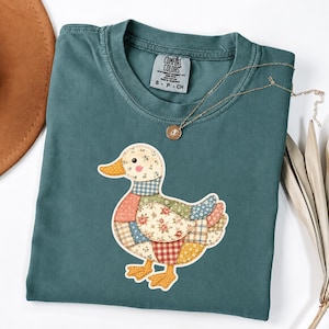 Maglietta con finta anatra patchwork, maglietta trapuntata con animali da fattoria, grafica di anatra in stile cottagecore, abbigliamento rustico grandmacore, dolce top con uccellino primaverile