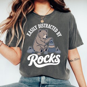 岩に気を取られやすいTシャツ、面白い岩石コレクターへのギフト、地質学教師Tシャツ、かわいいクマの岩石愛好家トップス、自然愛好家向けアパレル