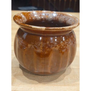 Vintage Hull Pottery Kürbis-Pflanztopf mit brauner, gerippter Tropfglasur, 5,25 Zoll