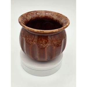 Vaso da fiori vintage in ceramica smaltata marrone con scanalature e ciotola rotonda a coste, prodotto negli Stati Uniti.