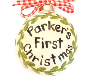 Può includere: Palloncino di Natale bianco con una ghirlanda verde e puntini rossi. Il palloncino dice "Parker's First Christmas" in lettere nere.