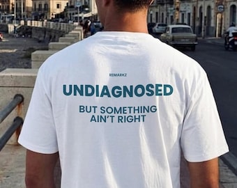 T-shirt met de tekst "Onbekend, maar er klopt iets niet"