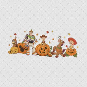 Może przedstawiać: Graficzna ilustracja przedstawiająca postacie z Toy Story, w tym Buzza Astrala, Chudego, Jessie, Cienkiego i Bystrego, wchodzące w interakcję z rzeźbionymi pomarańczowymi dyniami, ozdobiona małymi złotymi gwiazdkami i rozrzuconymi jesiennymi liśćmi.