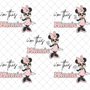 Può includere: Motivo ripetuto con Minnie Mouse in abito rosa, occhiali da sole e fiocco. Il testo "i'm this Minnie" è sopra e sotto il personaggio in un font retrò. Lo sfondo è bianco con un sottile motivo a tratteggio incrociato.