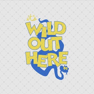 Puede incluir: Un diseño gráfico que muestra una serpiente azul enroscada detrás del texto amarillo que dice "it's WILD OUT HERE". La serpiente tiene dos ojos amarillos grandes y una pequeña lengua bífida. El diseño está sobre un fondo gris claro con cuadrícula.