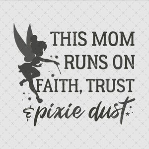 Pode incluir: Um design gráfico cinza-escuro apresentando a silhueta de uma fada com asas e uma varinha, acompanhado pelo texto THIS MOM RUNS ON FAITH, TRUST & pixie dust, acentuado com pequenas formas de estrelas num fundo cinza-claro com padrão de grade.