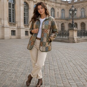 Puede incluir: Una chaqueta acolchada con un patr&oacute;n de patchwork multicolor de dise&ntilde;os florales y geom&eacute;tricos en tonos apagados. La chaqueta se lleva sobre una camiseta blanca de manga larga y pantalones claros, combinada con botines de cuero marr&oacute;n.