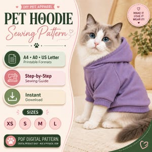 Puede incluir: Un patrón de costura digital para sudadera de mascota, con texto que incluye DIY PET APPAREL, PET HOODIE Sewing Pattern, A4, A0, US Letter, Step-by-Step Sewing Guide, Instant Download, SIZES XS, S, M, L y PDF DIGITAL PATTERN. Un gato lleva una sudadera morada.