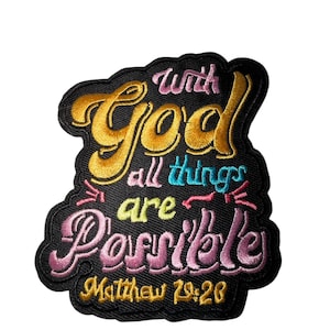 Peut inclure: Écusson brodé avec le texte "With God all things are Possible" et "Matthew 19:26". L'écusson présente des fils dorés, roses, turquoise et jaunes sur un fond noir. L'écusson a une forme unique.
