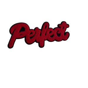 Può includere: Una toppa ricamata rossa con la parola "Perfect" in corsivo. La toppa ha un bordo nero e un aspetto strutturato, probabilmente realizzato in tessuto o filo. Lo sfondo è bianco.