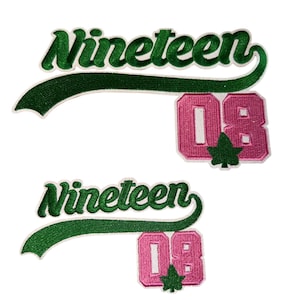 Op de afbeelding: Twee geborduurde patches. De bovenste patch leest "Nineteen" in groen script met een groene onderstreping. Daaronder is een roze patch met het nummer "08" en een groen blad. De tweede patch is een duplicaat van de eerste.