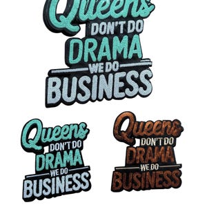 Peut inclure: Trois écussons à paillettes avec le texte "Queens Don't Do Drama We Do Business". Les écussons sont de couleur teal, blanc et marron. Les écussons sont sur fond blanc.
