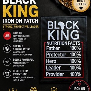 Może przedstawiać: Czarna naszywka Black King z napisem w kolorze złotym i białym. Naszywka zawiera napis „Strong. Protective. Leader." oraz listę „Nutrition Facts”, taką jak „Father 100%” i „Hero 100%”. Widoczna jest również złota korona i pieczęć „Best Seller”.