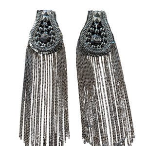 Zilverkleurige metallic franje-applicatie, versierde statement patch