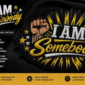 Peut inclure: Écusson brodé avec le texte "I AM Somebody" en blanc et or, représentant un poing levé et des étoiles. Le patch est conçu pour les vestes, les sacs et les chapeaux. Le design est durable.