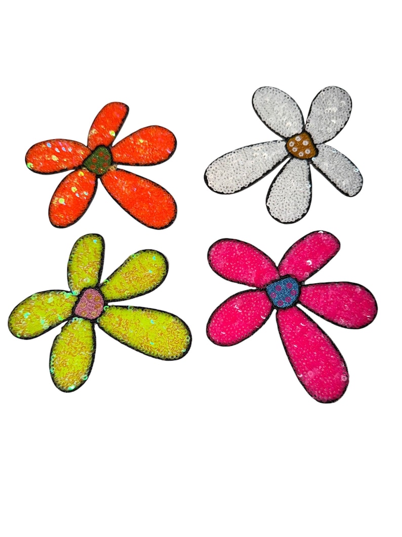 Puede incluir: Cuatro parches decorativos con forma de flor y lentejuelas. Las flores son de color naranja, blanco, amarillo-verdoso y rosa, cada una con un centro contrastante. Estos parches se pueden usar para embellecer ropa o accesorios.