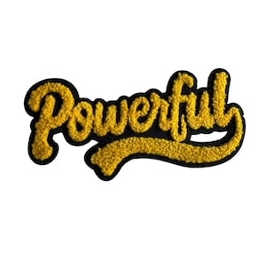 Peut inclure: Un écusson en chenille jaune avec le mot "Powerful" en écriture cursive. Le mot est souligné en noir et possède une base noire incurvée. L'écusson est sur fond blanc.