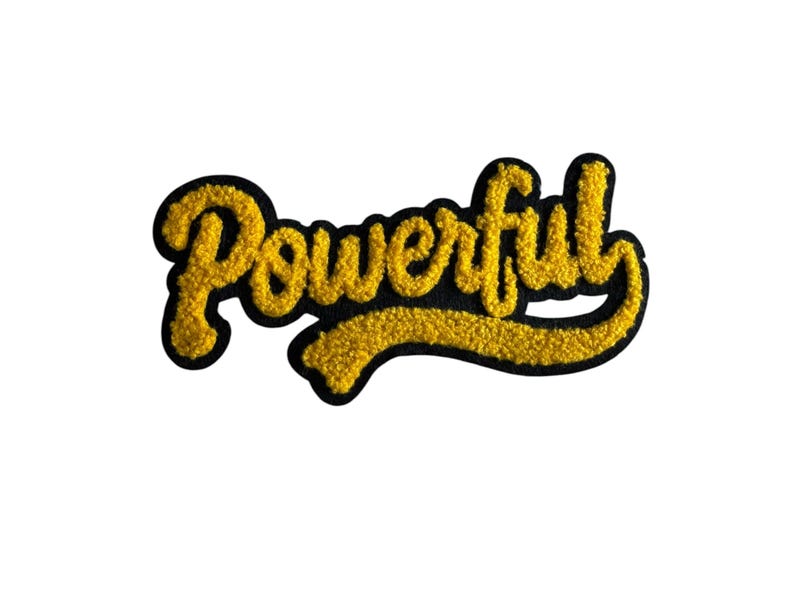 K&ouml;nnte beinhalten: Ein gelber Chenille-Patch mit dem Wort "Powerful" in einer Schreibschrift. Das Wort ist schwarz umrandet und hat eine schwarze, geschwungene Basis. Der Patch befindet sich auf wei&szlig;em Hintergrund.