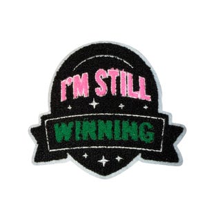 Broderad chenillelapp med texten "I'm Still Winning"