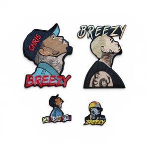 Peut inclure: Ensemble de quatre écussons brodés avec des portraits stylisés. Deux grands écussons affichent un profil avec le mot "BREEZY" et "CHRIS" en rouge. Deux petits écussons comportent également les mots "BREEZY" et "CHRIS BROWN".