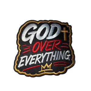 Peut inclure: Écusson brodé avec les mots "GOD OVER EVERYTHING" en lettres blanches et rouges. Le patch a un fond noir avec une bordure dorée, une croix dorée et une couronne dorée.