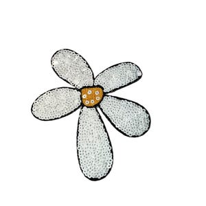 Puede incluir: Aplicaci&oacute;n en forma de margarita blanca con ribete negro. Los p&eacute;talos est&aacute;n cubiertos de lentejuelas blancas y el centro es de color dorado texturizado. Esta aplicaci&oacute;n decorativa se puede coser en ropa o accesorios.
