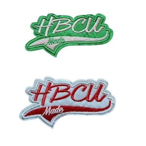 Peut inclure: Deux écussons en tissu brodé portant le texte HBCU Made dans une police cursive. L'écusson du haut est vert avec une broderie blanche, et celui du bas est blanc avec une broderie rouge. Les deux présentent un motif en virgule sous le texte.