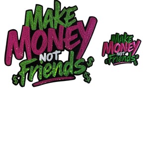 Peut inclure: Deux écussons à paillettes avec l'inscription "Make Money Not Friends". Le plus grand écusson présente des paillettes vertes et roses avec un contour noir. Le plus petit écusson reprend le même design. Fond blanc.
