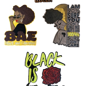 Pode incluir: Patches bordados com mensagens e imagens inspiradoras. Inclui um patch com a palavra "QUEEN", um patch com uma mulher usando óculos de sol e a palavra "BAE", e um patch com as palavras "BLACK IS BEAUTIFUL" e uma rosa vermelha.
