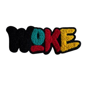 Pode incluir: Um patch colorido com a palavra "WOKE" em uma fonte ousada e divertida. As letras são contornadas em preto e preenchidas com preto, verde-azulado, vermelho e amarelo. O patch tem uma aparência texturizada e bordada.
