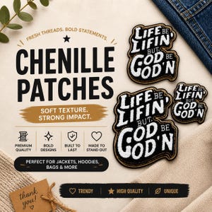 Peut inclure: Écussons en chenille avec le texte "LIFE BE LIFIN BUT GOD BE GOD'N" en blanc sur fond noir avec une bordure dorée. L'image comprend également le texte "FRESH THREADS. BOLD STATEMENTS."