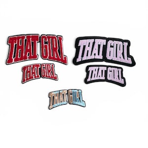 Peut inclure: Plusieurs écussons brodés avec l'inscription "THAT GIRL" dans différentes couleurs et styles. Les écussons comprennent du rouge, du rose et un schéma de couleurs bleu et beige, tous avec une bordure noire.