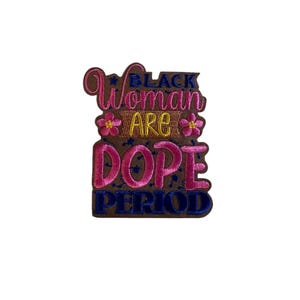 以下が含まれることがあります： 「BLACK WOMAN ARE DOPE PERIOD」の文字が刺繍されたパッチ。ピンク、黄色、青色の文字が茶色の背景にあり、花のアクセントが付いています。ジャケット、バッグ、またはその他の布製品に最適です。