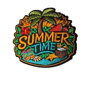 Puede incluir: Parche bordado con temática tropical. Presenta una palmera, flores, sandía y una bebida de coco. Las palabras "SUMMER TIME" están en una fuente colorida y en negrita. Incluye una concha, una estrella de mar y chanclas.